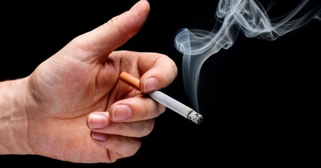Các độc tố trong thuốc lá gây suy giảm cả số lượng lẫn chất lượng tinh trùng