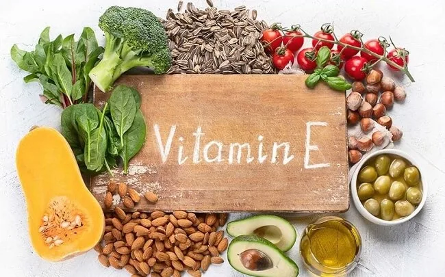 Vitamin E có nhiều trong một số loại thực phẩm như dầu thực vật, ngũ cốc, thịt, trứng, hoa quả, rau xanh, và dầu mầm lúa mạch,... 